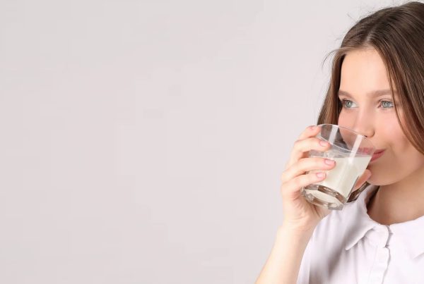 ¿Cómo ayuda a nuestro cuerpo a aprovechar mejor la vitamina A y D consumir leche?